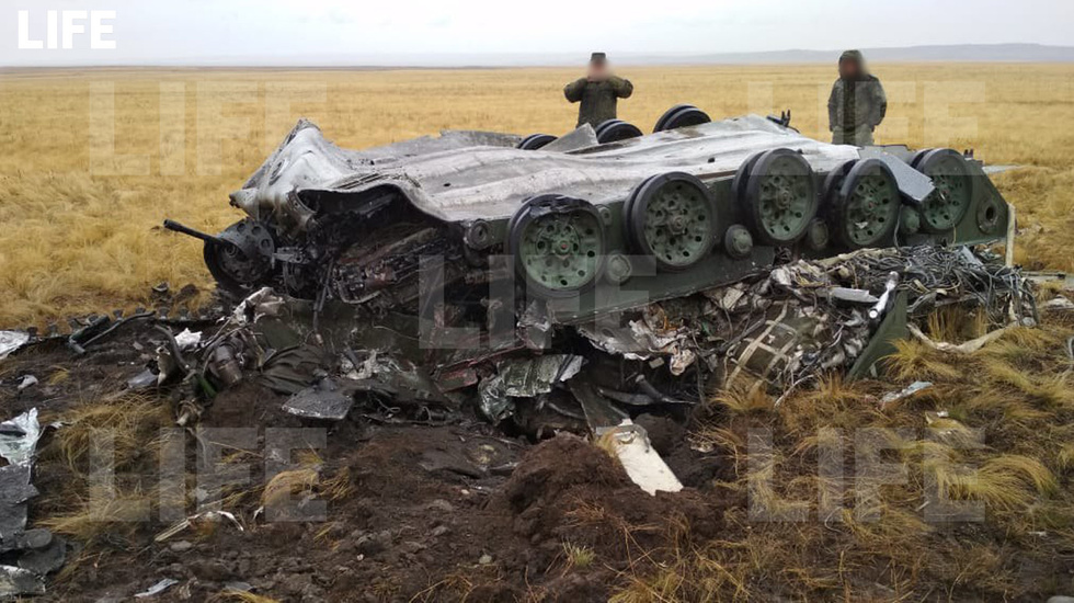 В России с неба падала военная техника -  две БМД-2 уронили с высоты 1,5 км. Много жертв. Фото, Видео
