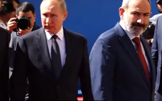 "Выполняйте обязательства!" Журналистка публично "наехала" на Путина. Видео