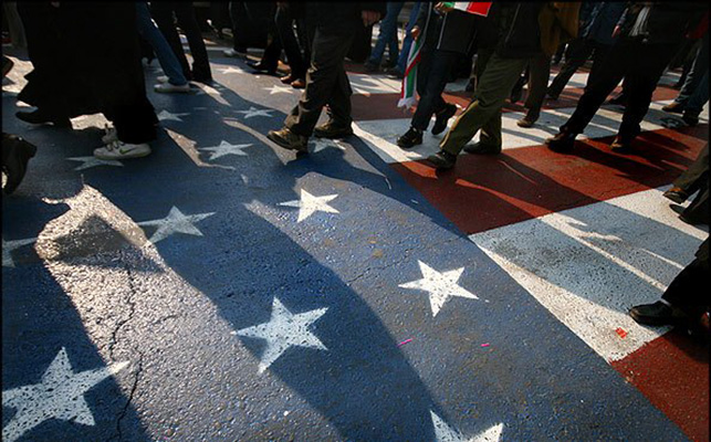 Иранцы продолжают протесты и демонстративно не топчут американские флаги на асфальте