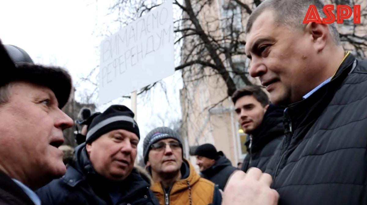 "Брехло! Ганьба!" Нардепа от «Слуги народа» Юзика люди спросили о рынке земли, парламентарий сбежал (Видео)