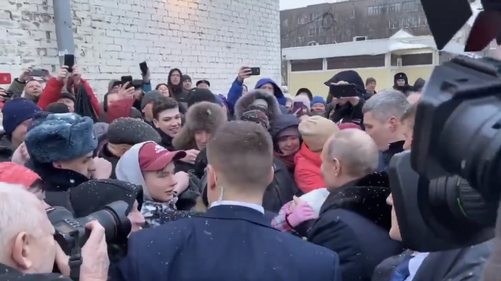 "Царь снизошел до холопов!" В сети высмеяли "случайную" встречу Путина с народом. Видео