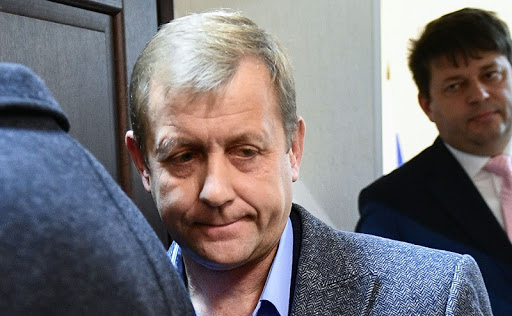 Владелец парка львов в Крыму катался на льве с триколором, славя оккупантов. Теперь его арестовали – пришла расплата