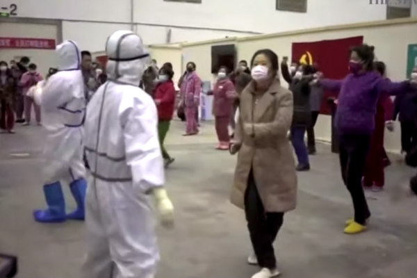 В Китае врачи устроили танцы с больными коронавирусом: веселое видео