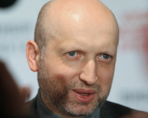 Турчинов рассказал, как Януковичу удалось улизнуть от Авакова