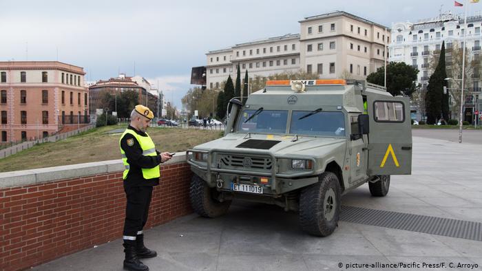 Барселона. Наши дни. Медики аплодируют полицейским, а полицейские – медикам