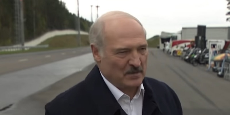 "Не лезь к другой женщине. Ну потерпи месяц!" Лукашенко дал советы, как уберечься от коронавируса. Видео