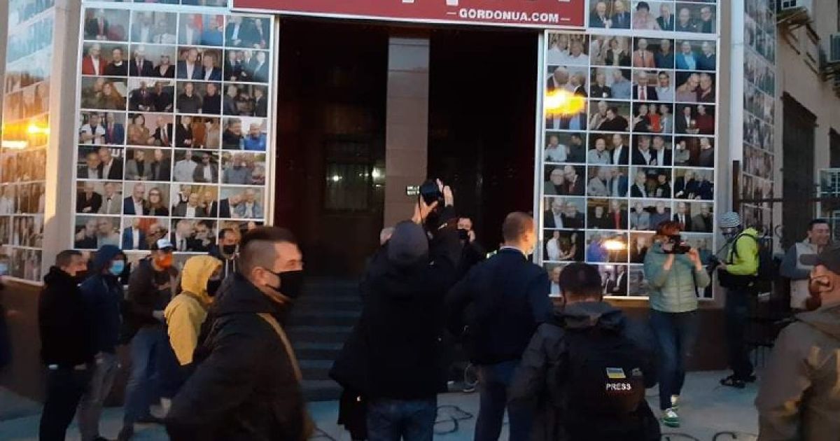 Редакцию Гордона забросали яйцами после интервью с Гиркиным (Видео)