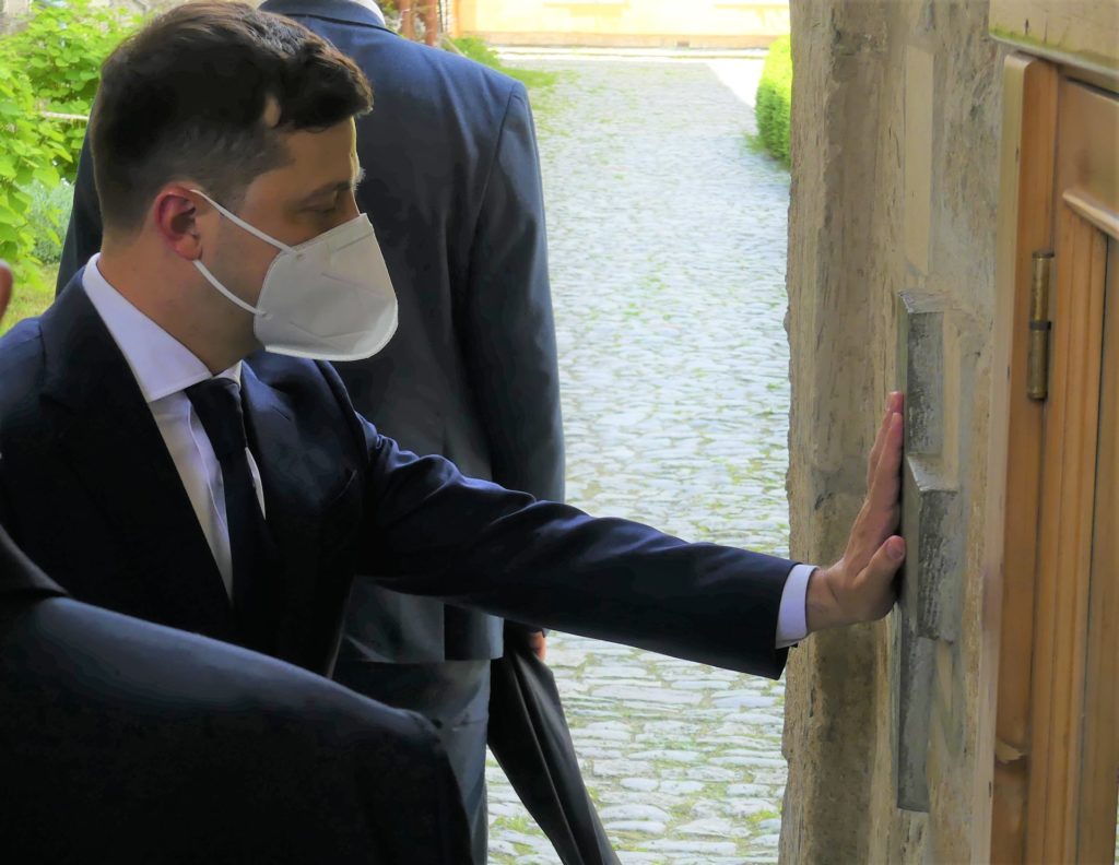 Как президенту Зеленскому унять беспокойство людей, не привлекая внимания санитаров? (В.Рыбников)