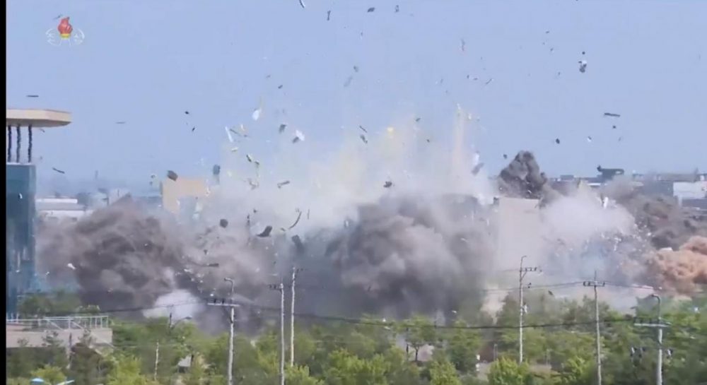 Готовятся к войне: появилось видео момента взрыва в КНДР офиса связи с Южной Кореей