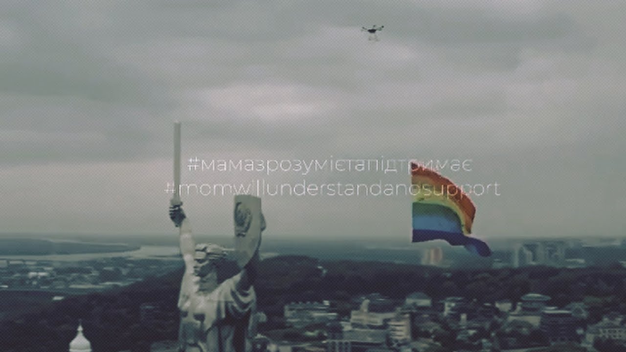 "Мать поймет и поддержит". Активисты "повесили" на меч "Родины-матери" в Киеве флаг ЛГБТ. Видео