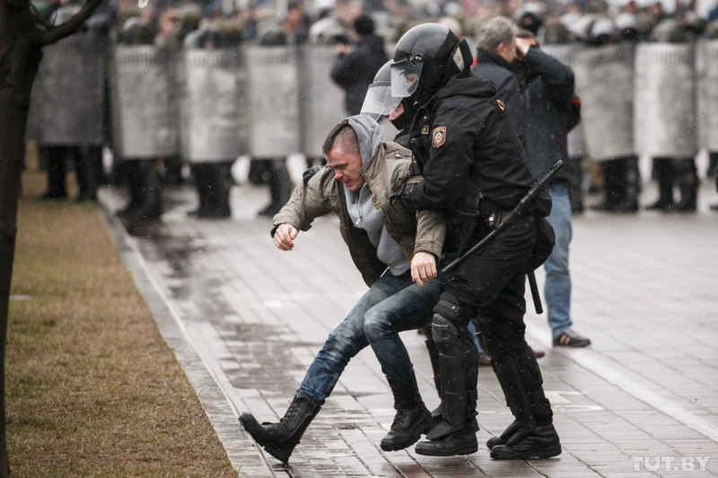 Выкручивать руки «не своим» гораздо веселее