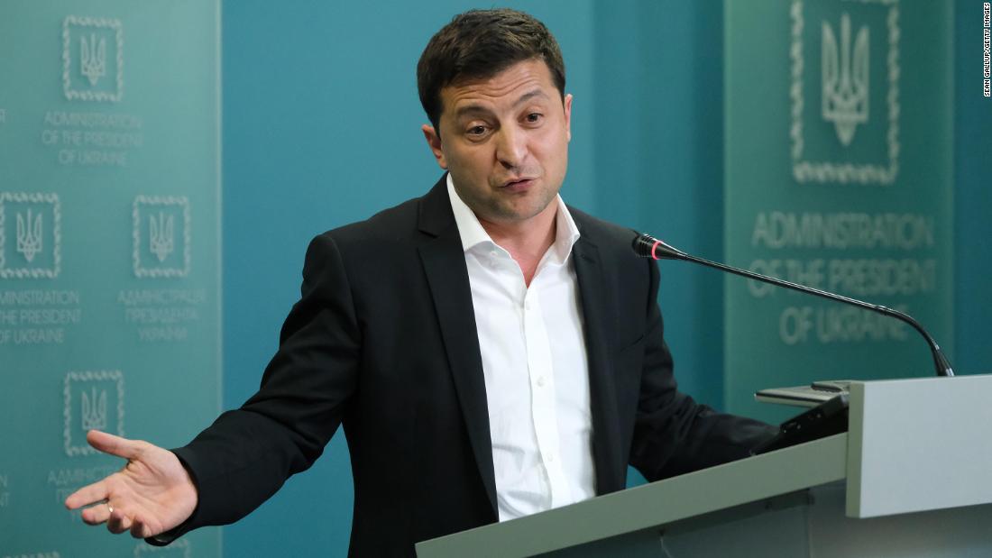 Зеленскому после признания о нарушении закона напомнили об обещании уйти
