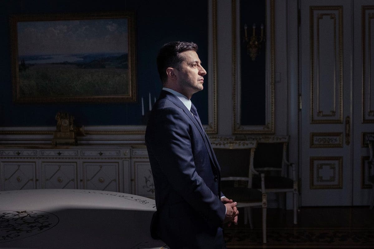 Зеленский собрался отменить ограничения по зарплатам чиновников: законопроект уже в Раде