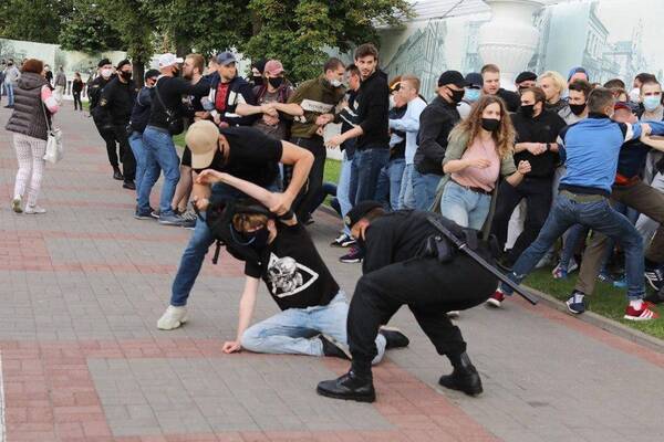 Беларусь охватили акции протеста из-за нечестных выборов, людей задерживают. Видео