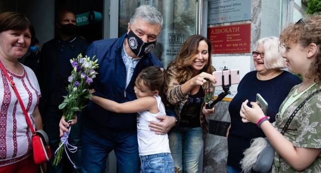 Год назад нам рассказывали, что сторонники Порошенко «переобуются», а сам он сбежит – прошел год и все на месте