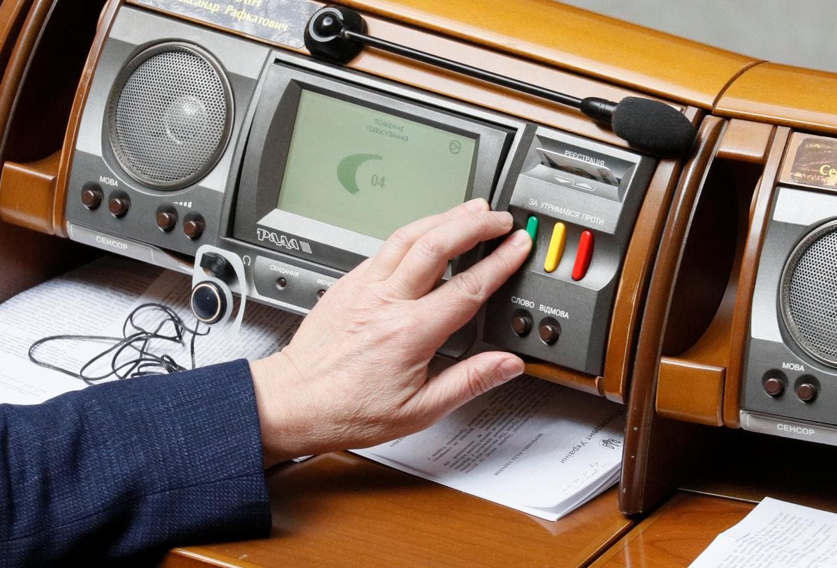 Рада приняла в первом чтении закон, который может поставить под угрозу безвиз с ЕС