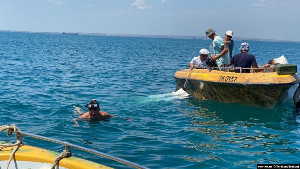 Российскую бронемашину, которая затонула в Керченском проливе, вытащили (Видео)