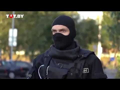 Силовики угрожали толпе гранатой, пока крутили 15-летнего парня (Видео)