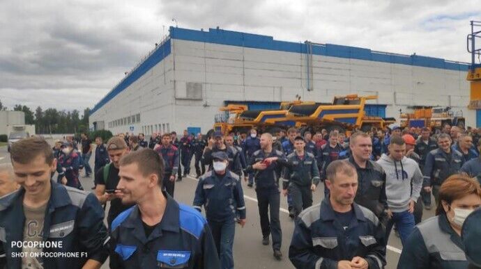 БелАЗ и ряд других крупных предприятий Беларуси устроили забастовку. Требуют провести честные выборы