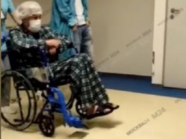 Пропавшего из больницы Ефремова засняли в инвалидной коляске. Видео