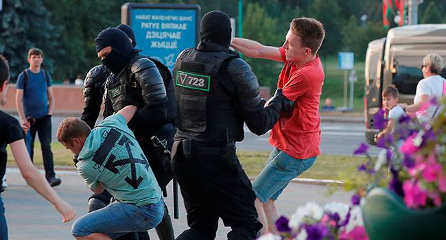 Блогер: одно можно сказать точно – украинский «Беркут» никогда не «метелил» людей так, как белорусский ОМОН