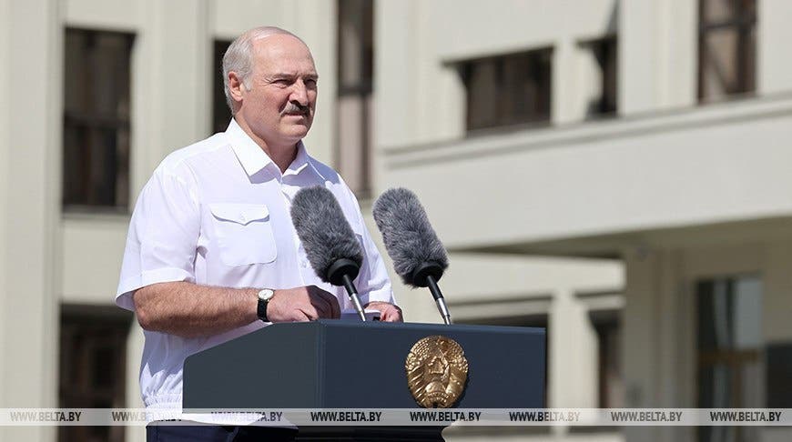 Сапог НАТО, заговор стран Балтии и Украины, никаких новых выборов: Что говорил Лукашенко на митинге перед сторонниками (Видео)