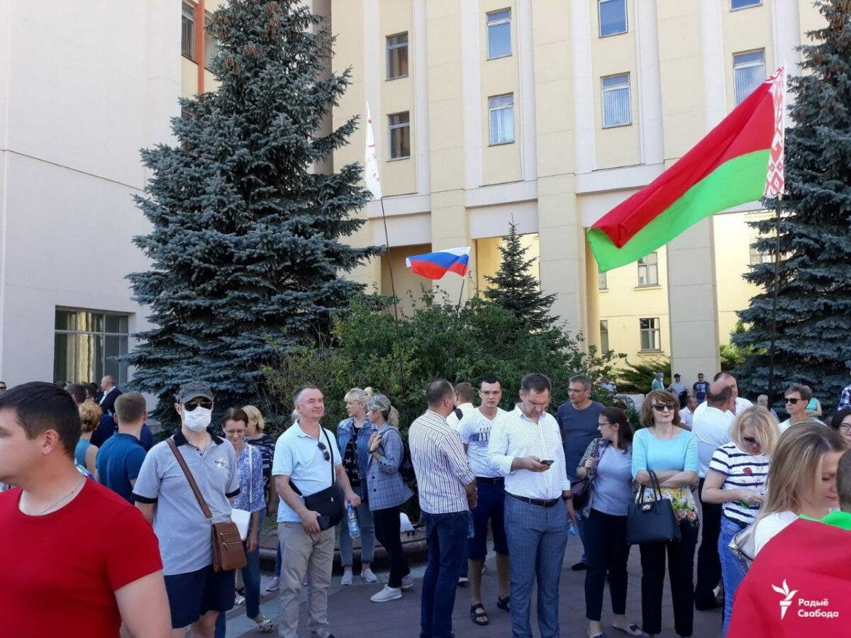 Лукашенко заявил, что впервые в жизни становится на колени перед народом. Но не стал