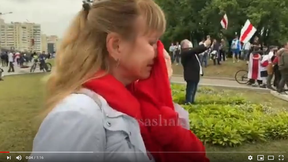 Женщина в Минске расплакалась, говоря о том, что сделал Лукашенко: "Я не верю!"