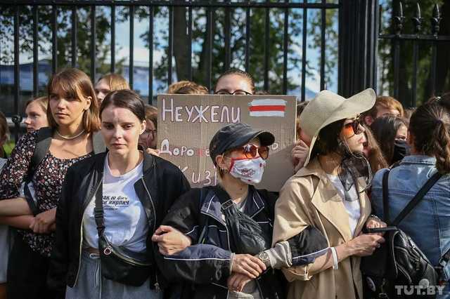 Появилось видео, как в Минске женщины закрывали собой мужчин от ОМОНа