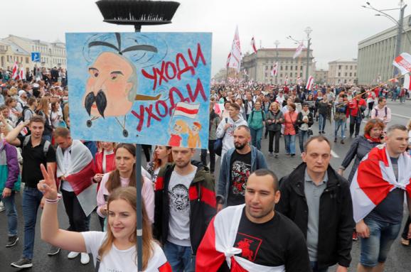 Путину хочется в мавзолей, поэтому он и платит