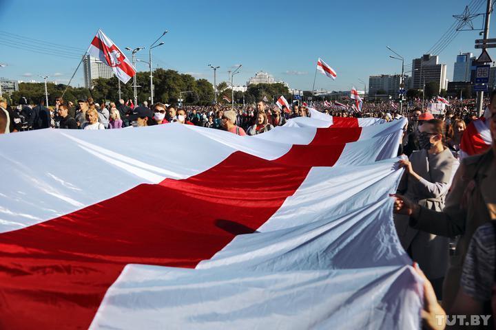 ⚡В Беларуси многотысячные протесты, вывели "стеречь" БТРы и войска - используют слезоточивый газ и стреляют в воздух (ВИДЕО)