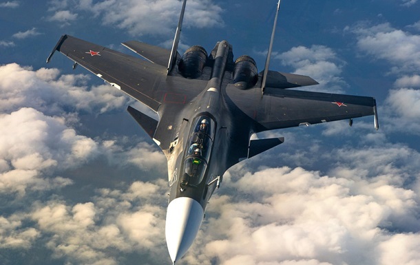 СМИ: Российский Су-30 сбили при отработке воздушного боя, залп снес истребителю "оперение"