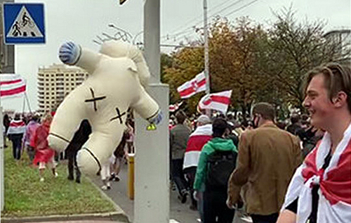 На протестах в Минске "казнили" Лукашенко и выгуливали на поводке "омоновца". ВИДЕО