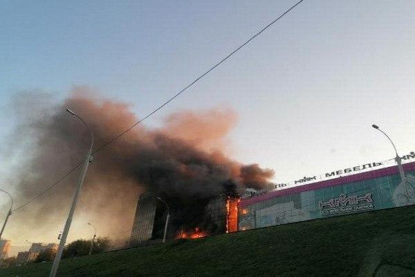 В России вспыхнул "адский" пожар в гостиничном комплексе: жуткие фото и видео