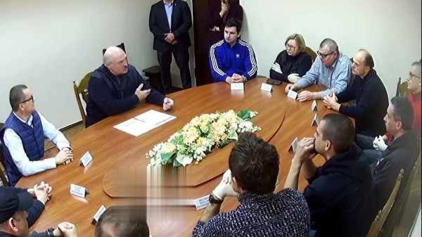 «Но первый шаг, — настаивает Лукашенко, — прекращение протестов…»