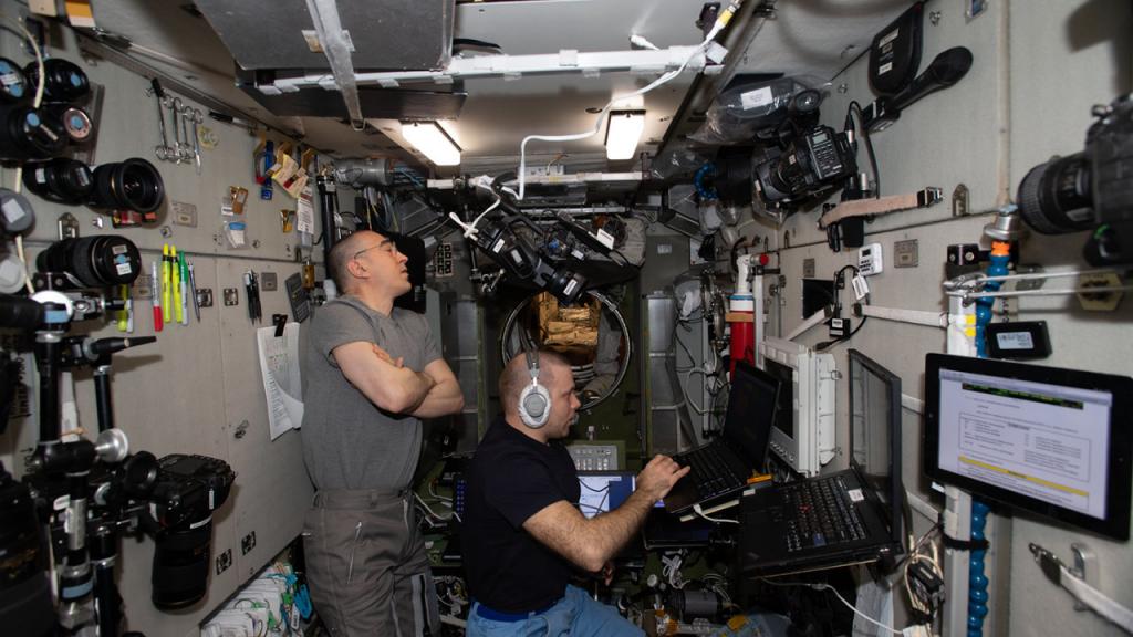 Утечка воздуха на МКС: щели в космическом корабле залепят пластилином