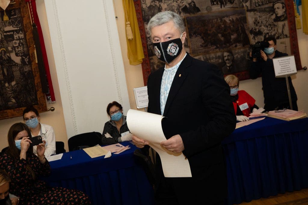 Порошенко заявил, что «опрос Зеленского» — самая большая избирательная фальсификация в истории Украины и возвращает эпоху «пидpaxyй»