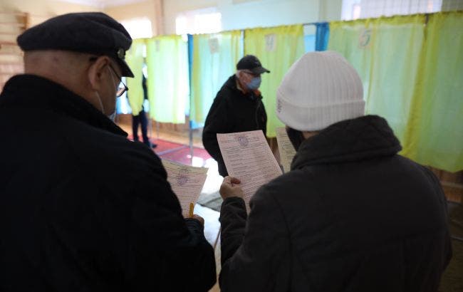 «Колоссальное поражение действующей власти»: Порошенко заявил, что «ЕС» победила в 5 регионах и проходит во все облсоветы