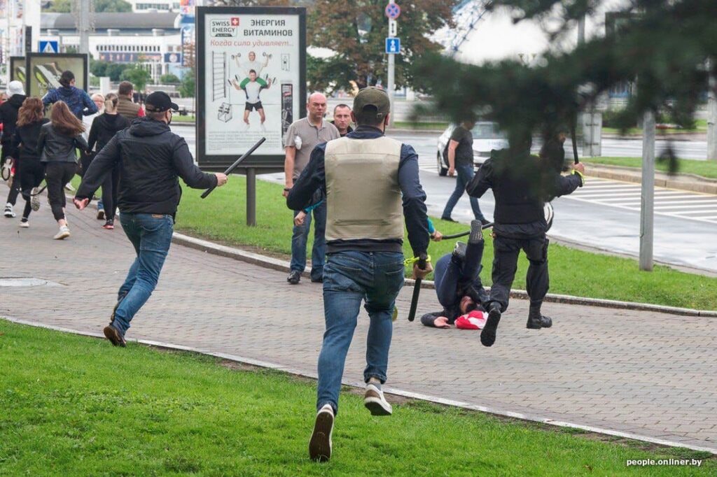 Титушки по-белорусски: Лукашенко вооружит бывших военных для подавления протестов