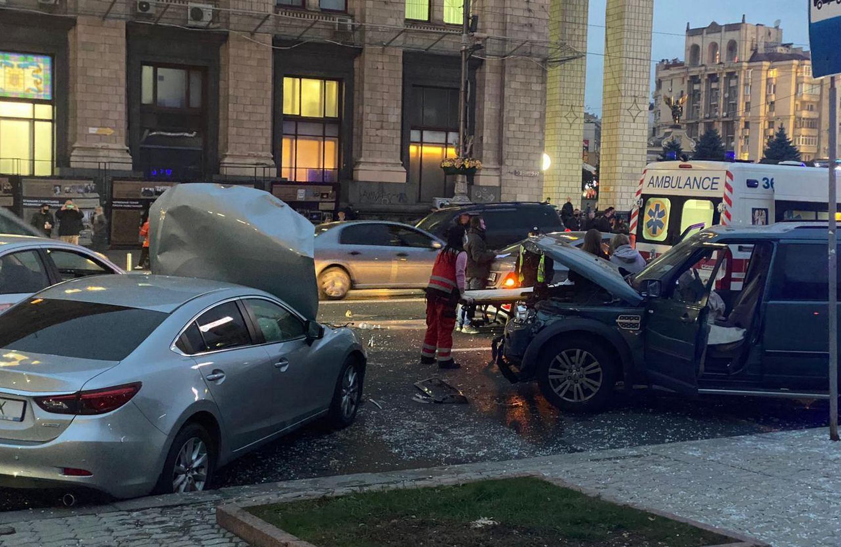 ⚡ На Майдане Незалежности пьяный водитель влетел в толпу пешеходов: есть погибшие и травмированные, видео