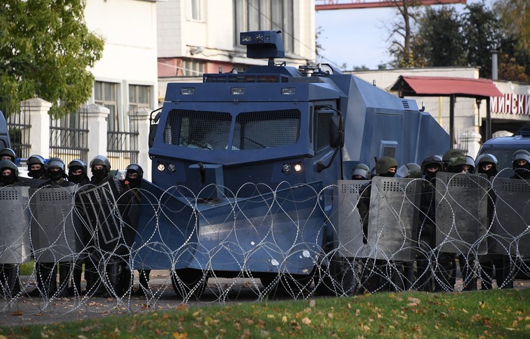 В Беларуси прошел Марш против террора: на улицы Минска вывели военную технику, слышны выстрелы. Фото и видео