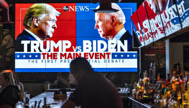 Байдену осталось шесть выборщиков до победы, Трамп подает иски: все о выборах президента США онлайн