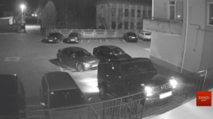 Во Львовской области депутаты заехали на внедорожнике на ступеньки подъезда: видео и подробности