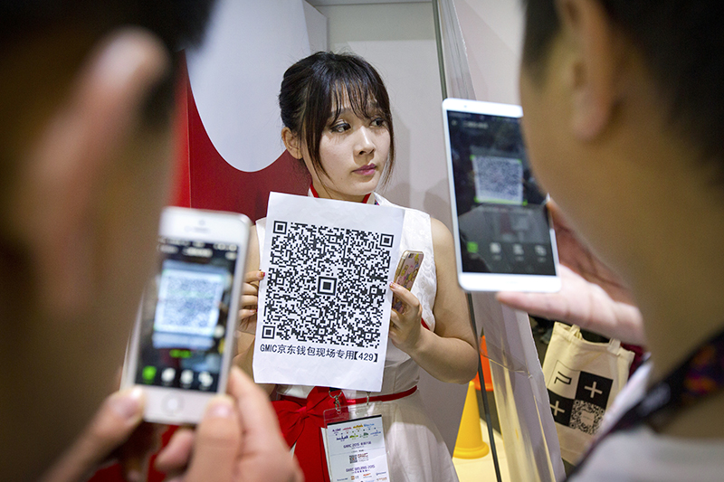 Китай поборол COVID-19 "кодом здоровья" и предлагает присвоить людям QR-коды для борьбы с коронавирусом