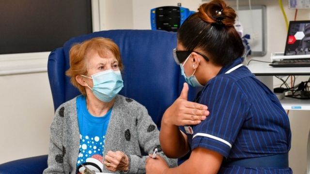 Британцы начали вакцинацию от коронавируса. 90-летняя женщина первой получила вакцину
