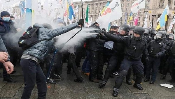 Аваков, Зе и Ко прекрасно понимают, если установят палатки и сцену на Майдане - или капитуляция, или ...!