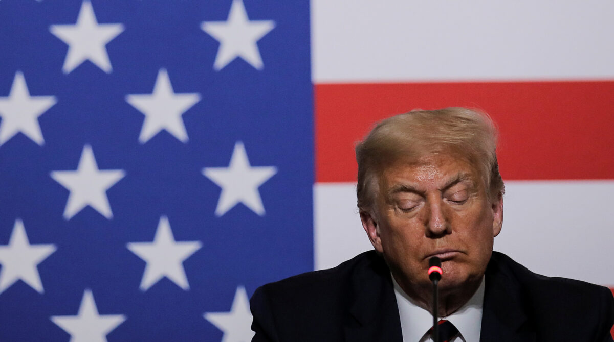 СМИ: Трамп общается с конспирологами и предлагает ввести военное положение, чтобы остаться президентом