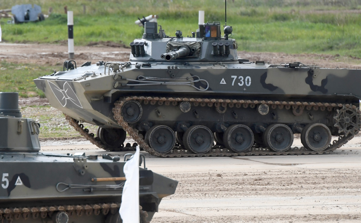 В Пскове военный из БМД-4 обстрелял ТЦ с сотнями посетителей - снаряд упал в "Детский мир"