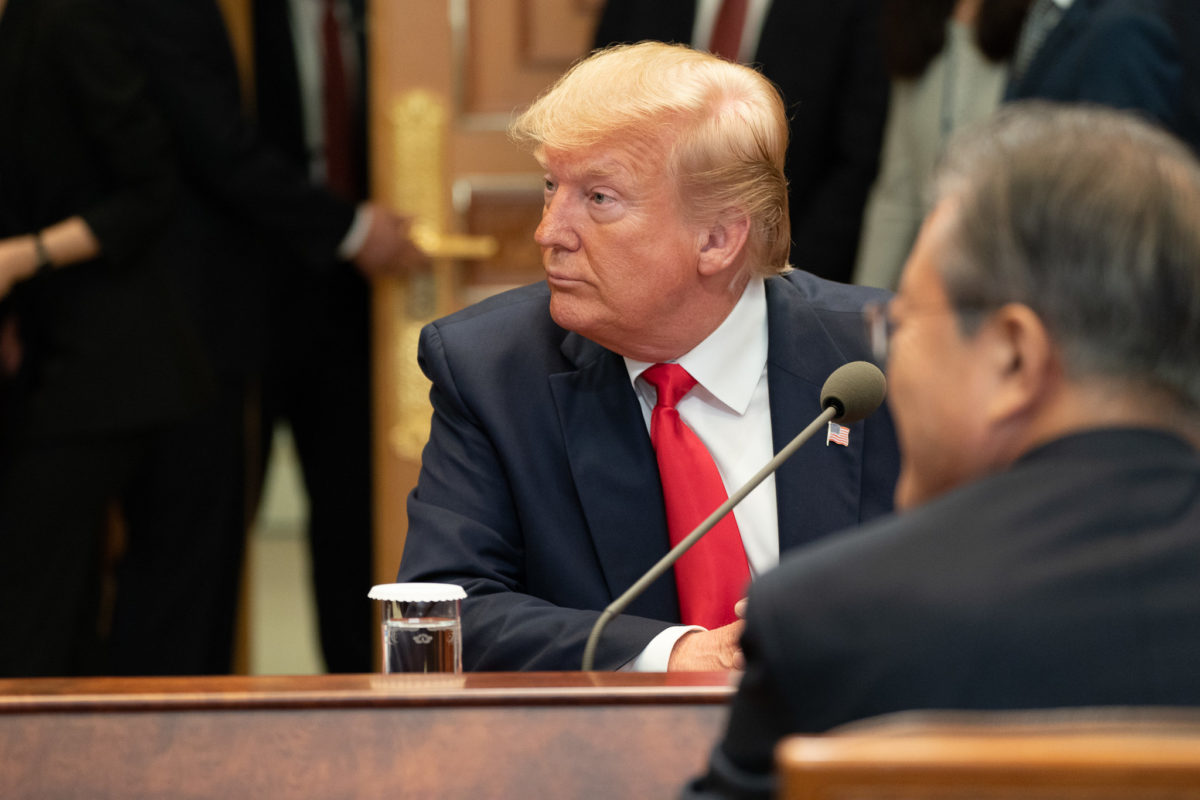 СМИ: Трамп обсуждал с помощниками возможность помилования себя и своих близких