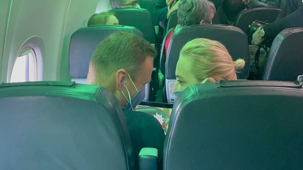 ⚡ Самолет с Навальным приземлился в Москве - его в итоге задержали: видео